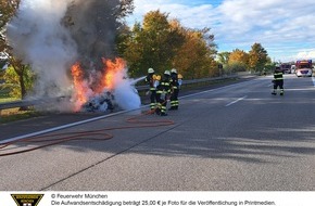 Feuerwehr München: FW-M: Sportwagen auf Autobahn in Flammen (Langwied)