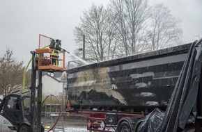 Feuerwehr Lennestadt: FW-OE: LKW-Auflieger mit Gefahrgut brannte - Fahrer reagierte schnell
Feuerwehr hat Lage schnell unter Kontrolle