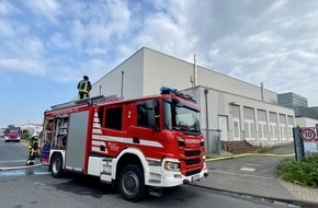 Feuerwehr Bochum: FW-BO: Brand in einem Industriebetrieb in Bochum Riemke
