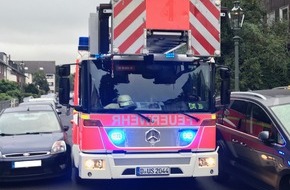 Feuerwehr Düsseldorf: FW-D: Falschparker behindern Drehleiter der Feuerwehr im Einsatz - Hilfloser Patientin konnte mit Verzögerung geholfen werden