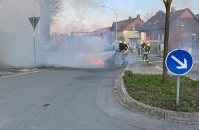 Freiwillige Feuerwehr Horn-Bad Meinberg: FW Horn-Bad Meinberg: PKW-Brand vor der Feuerwache