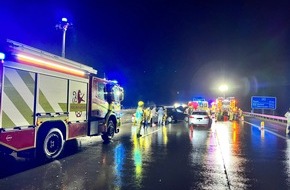 Feuerwehr Ratingen: FW Ratingen: Fünf Fahrzeuge verunfallen auf der A52