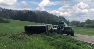 Polizeidirektion Pirmasens: POL-PDPS: Walshausen (Kreis Südwestpfalz) - Landwirtschaftlicher 20-Tonnen-Anhänger kippt um