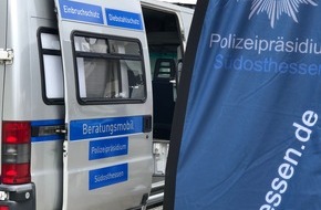 Polizeipräsidium Südosthessen: POL-OF: Ferienzeit! Einbruchszeit!? Experten geben hilfreiche Tipps zur Einbruchsprävention: Beratungsmobil des Polizeipräsidiums Südosthessen auf dem Marktplatz; Einbruch in Autohaus und mehr