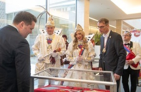 Sparkasse KölnBonn: Mitmach-Aktion: Prinzenpaar besucht traditionelle Bonner Karnevalsausstellung