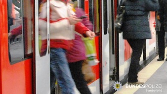 Bundespolizeidirektion München: Bundespolizeidirektion München: Aussteigunfall mit E-Scooter / Mann bleibt mit Roller in S-Bahn-Tür stecken