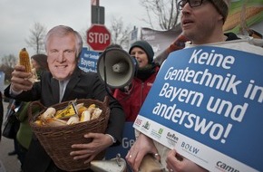 Campact e.V.: "CSU muss Gentechnik-Verbot im Koalitionsvertrag durchsetzen" Aktion vor CSU-Parteitag in München / Flugblätter für die Delegierten / "Bürger erwarten ein klares Nein zur Gentechnik" (FOTO)