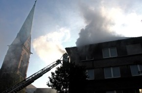 Feuerwehr Essen: FW-E: Zimmerbrand in Essen-Kray, Mutter und zwei Kinder brachten sich selbst in Sicherheit