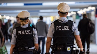 Bundespolizeidirektion M&uuml;nchen: Bundespolizeidirektion M&uuml;nchen: T&auml;tlicher Angriff auf Bundespolizisten am Pasinger Bahnhof // 43-J&auml;hriger bedrohte Einsatzkr&auml;fte
