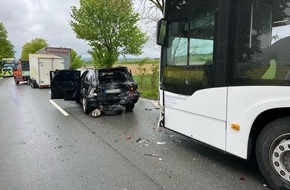 Kreispolizeibeh&ouml;rde H&ouml;xter: POL-HX: Auffahrunfall: Bus schiebt mehrere Fahrzeuge zusammen