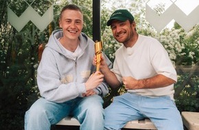 United Charity gemeinnützige Stiftungs GmbH: Frederick Lau und Youtuber Marvin versteigern den Deutschen Filmpreis / Ein besonderer Coup bei United Charity!
