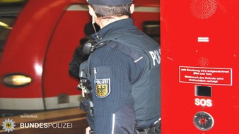 Bundespolizeidirektion München: Bundespolizeidirektion München: Bundespolizisten reanimieren Reisende
74-Jährige wieder ansprechbar