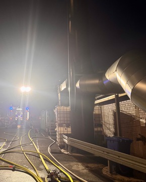 FW-EN: Abschlussmeldung - Brand im Industriebetrieb in Herdecke - Die Feuerwehren des Ennepe-Ruhr-Kreis sind mit 132 Einsatzkräften über 7 Stunde im Einsatz.