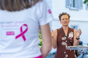 Brustkrebsfr&uuml;herkennung im Fokus: PINK CUBE heute in Stans auf dem Dorfplatz