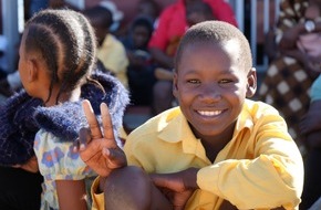 AIDA Cruises: AIDA Präsident Felix Eichhorn in Namibia // 60. Schule von AIDA Cruise & Help finanziert