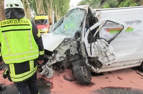 Polizeiinspektion Hameln-Pyrmont/Holzminden: POL-HM: Verkehrsunfall mit zwei schwer verletzten Personen - Rettungshubschrauber im Einsatz