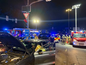 FW Weinheim: Drei Fahrzeuge kollidieren auf der Kreuzung B38 / Viernheimer Straße, darunter ein Streifenwagen der Polizei