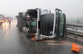 Polizeidirektion Kaiserslautern: POL-PDKL: A63/Winnweiler, Unwetter mit Starkregen - Sattelzug kippt um