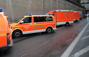 Feuerwehr und Rettungsdienst Bonn: FW-BN: Schwerer Verkehrsunfall auf der BAB 555 in Richtung Köln / 2 Schwer mehrere Leichtverletzte.