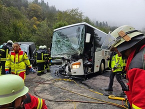 KFV-CW: Frontalzusammenstoß zwischen Omnibus und Kleintransporter / Beide Fahrer schwer verletzt / Bundesstraße B 463 gesperrt