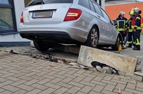 Feuerwehr Heimbach: FW Heimbach: Verkehrsunfall in Heimbach - PKW durchbricht Mauer und verursacht Hohen Sachschaden