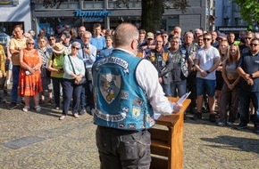 Feuerwehr Ratingen: FW Ratingen: Blue und Red Knights zum Jahrestag in Ratingen