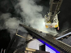 FW Borgentreich: Dachstuhlbrand in Großeneder. Vater rettet seine beiden Kinder aus dem Obergeschoss. 4 Personen werden in Krankenhäuser verbracht.