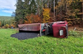 Landespolizeiinspektion Saalfeld: LPI-SLF: Lkw kommt von Straße ab und kippt um.