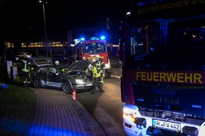 FW LK Neunkirchen: Drei Verletzte bei Unfall - Feuerwehr rettet Schwerverletzte aus Wrack