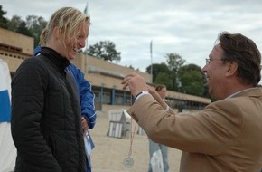 DLRG - Deutsche Lebens-Rettungs-Gesellschaft: Halle gewinnt 3. NIVEA Trophy in Berlin / Neopren statt Badehose: Rettungssportler beenden Freigewässer-Saison bei 15 Grad Wassertemperatur
