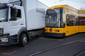 Feuerwehr Dresden: FW Dresden: Doppeleinsatz für die Wache Albertstadt: Verkehrsunfälle mit Verletzten sorgen für Verkehrsbehinderungen