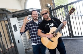 TELE 5: Jan Köppen und Gregor Meyle entern Berliner Bürohaus! Mission Freundlichkeit: Beruf am 4. November um 20.15 Uhr im Disney Channel (FOTO)