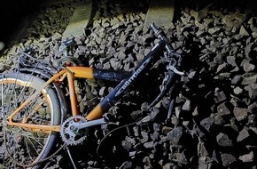 Bundespolizeiinspektion Flensburg: BPOL-FL: Zug &uuml;berfahrt im Gleis liegendes Fahrrad - Bundespolizei sucht Zeugen