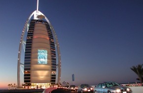 BMW Group: Wasserstoff im Ölemirat: Die CleanEnergy WorldTour 2001 beginnt in Dubai / Sheik Mohammed Bin Rashid Al Maktoum übernimmt Schirmherrschaft