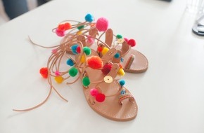 Etsy: Mit Etsy zu DIY-Pompon-Sandalen / In wenigen Schritten zum bunten Sommerhighlight.