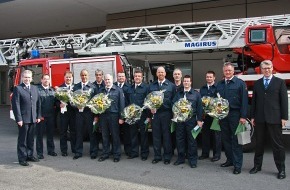 Feuerwehr Essen: FW-E: 275 Jahre Dienstjahre bei der Feuerwehr, Essens Feuerwehr-Dezernent überreicht Urkunden