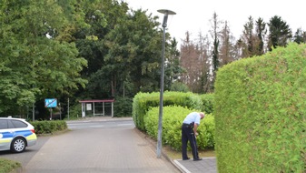 Kreispolizeibehörde Herford: POL-HF: Verkehrsunfall mit Flucht - 
Unbekannter fährt Laterne an