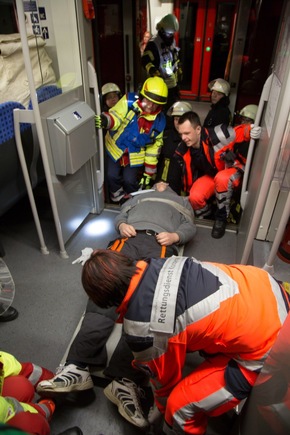 RKiSH: 40 Verletzte bei Zugunglück auf der Rendsburger Eisenbahnbrücke - Rettungskräfte proben den Ernstfall