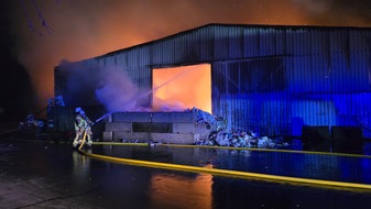 Feuerwehr Dörentrup: FW Dörentrup: Brand im Industriegebiet Dörentrup-Humfeld - Feuerwehr erneut im Großeinsatz