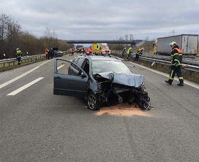 POL-STD: Kollision auf Autobahn A26 - drei Fahrzeuginsassen verletzt - Sperrung der Autobahn für mehrere Stunden