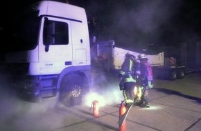 Feuerwehr Dortmund: FW-DO: 20.09.2019 - LKW-Brand im Hafen
FEUERWEHR LÖSCHT ENTSTEHUNGSBRAND MIT PULVERLÖSCHER