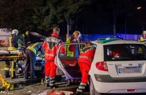 Freiwillige Feuerwehr Menden: FW Menden: Verkehrsunfall - PKW kollidieren im Kreuzungsbereich