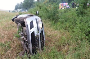 Kreispolizeibeh&ouml;rde H&ouml;xter: POL-HX: Auto landet im Feld - zwei Verletzte