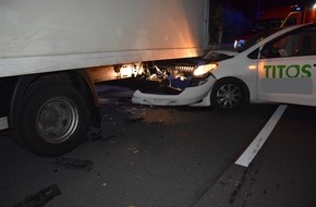 Kreispolizeibehörde Herford: POL-HF: Pkw fährt in geparkten LKW-
Fahrer wurde verletzt