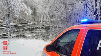 Feuerwehr Bergisch Gladbach: FW-GL: Schneefall sorgt für viel Arbeit bei der Feuerwehr Bergisch Gladbach