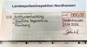 Landespolizeiinspektion Nordhausen: LPI-NDH: Landespolizeiinspektion Nordhausen &uuml;bergibt Spendengelder des Weihnachtskonzertes in der Regelschule Franzberg Sondershausen