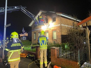 FW-SE: Feuerwehr rettet drei Personen aus brennendem Haus