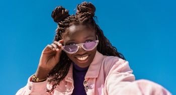Kuratorium Gutes Sehen e.V.: Bold, bunt, Boho: Das sind die Sonnenbrillen-Trends 2025