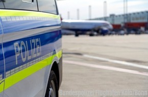 Bundespolizeidirektion Sankt Augustin: BPOL NRW: Mit zwei Haftbefehlen gesucht
- Bundespolizei verhaftet Straftäter am Flughafen Köln/Bonn -