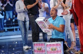ProSieben: Polizist Gil aus Bielefeld schlägt Raab in seiner Jubiläumsshow und gewinnt 1,5 Millionen Euro / 22,3 Prozent Marktanteil in der längsten "Schlag den Raab" aller Zeiten